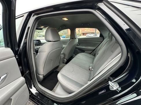 Used 2021 Hyundai Elantra SE image 18