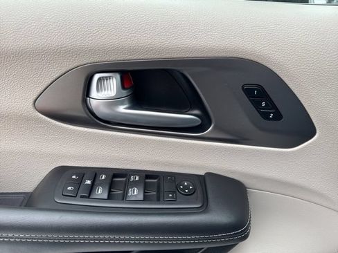 Used 2024 Chrysler Pacifica Touring-L FWD image 9