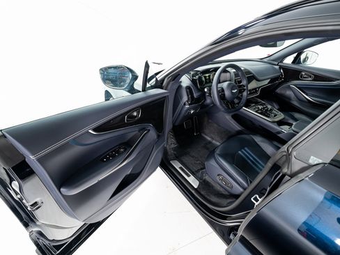 Used 2025 Aston Martin DBX 707 image 9