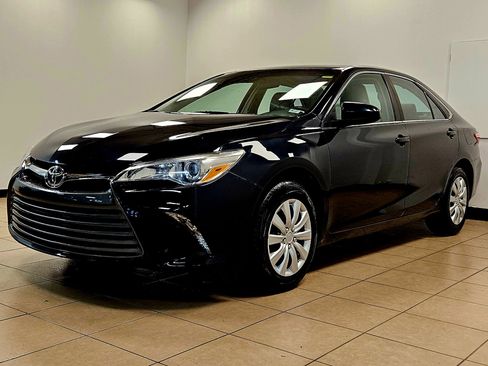Used 2017 Toyota Camry LE image 3