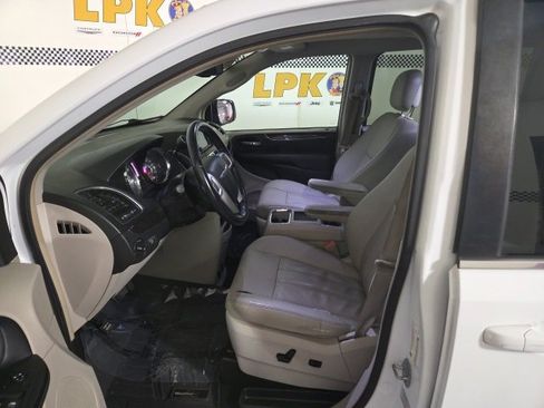 Used 2015 Chrysler Town & Country Touring image 32