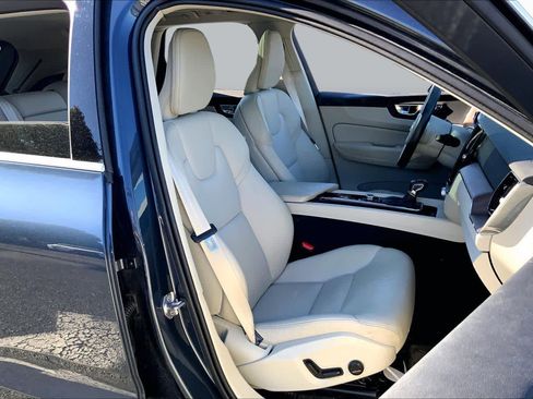 Used 2021 Volvo XC60 T5 Momentum w/ Premium Package AWD/4WD image 9