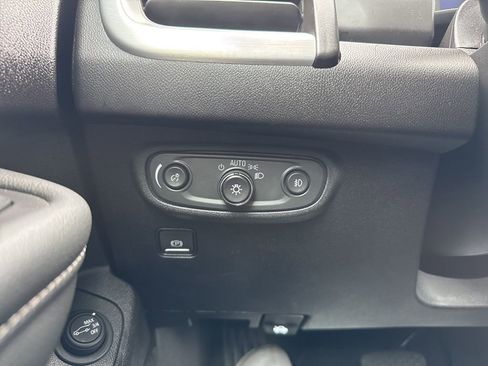 Used 2024 GMC Terrain SLT image 24