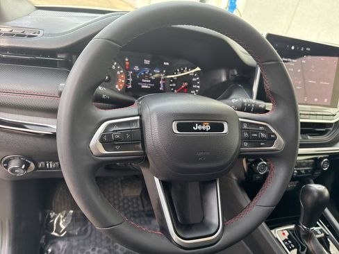 Used 2025 Jeep Compass Trailhawk AWD/4WD image 12