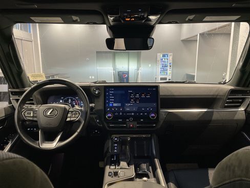 Used 2024 Lexus GX 550 image 35