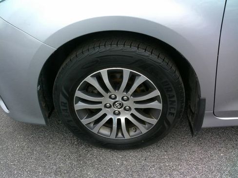 Used 2018 Toyota Sienna XLE image 9