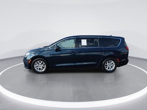 Used 2023 Chrysler Pacifica Touring-L image 5
