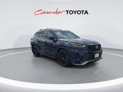Used 2023 Toyota Highlander XSE FWD image 2