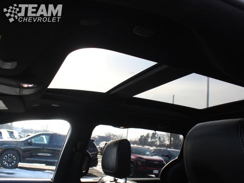 Used 2025 Chrysler Pacifica Limited image 12