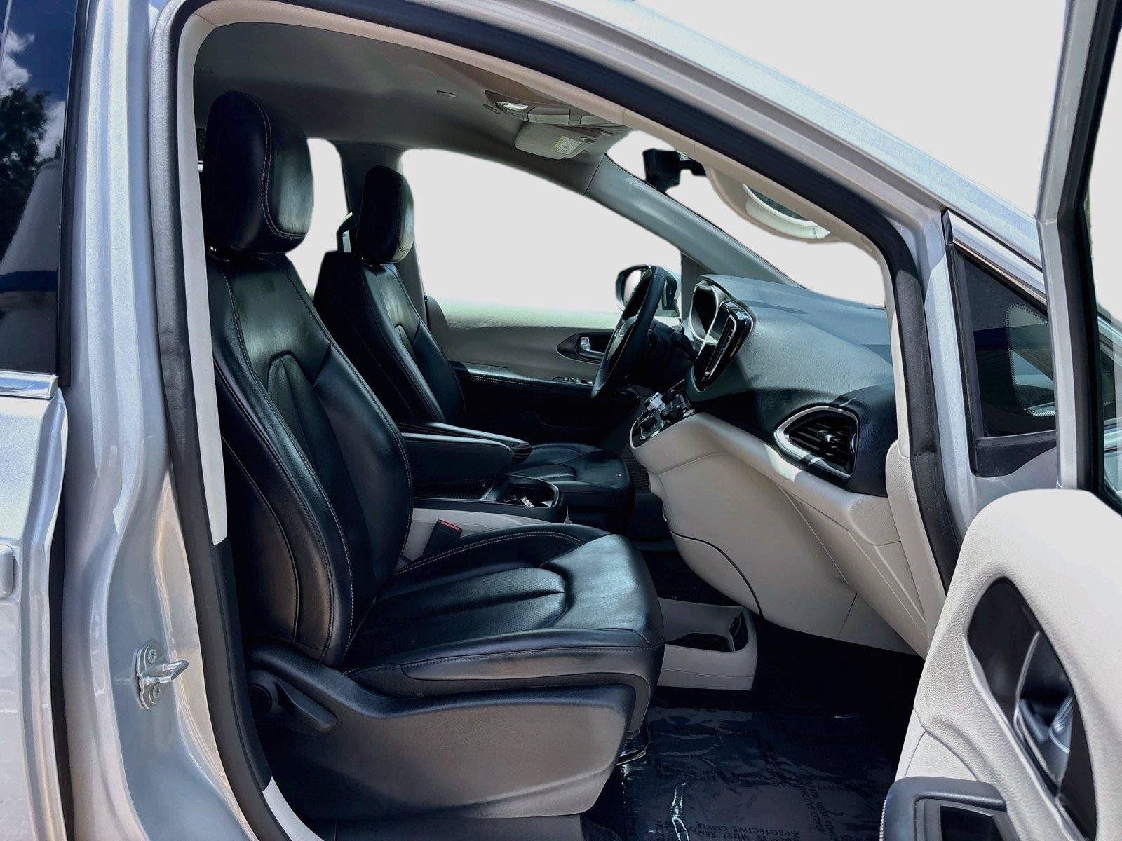 Used 2023 Chrysler Pacifica Touring-L FWD image 28