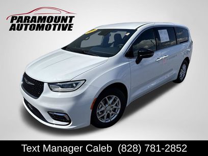 Used 2025 Chrysler Pacifica Select
