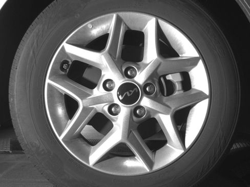 Used 2025 Kia Soul LX w/ LX Technology Package FWD image 16