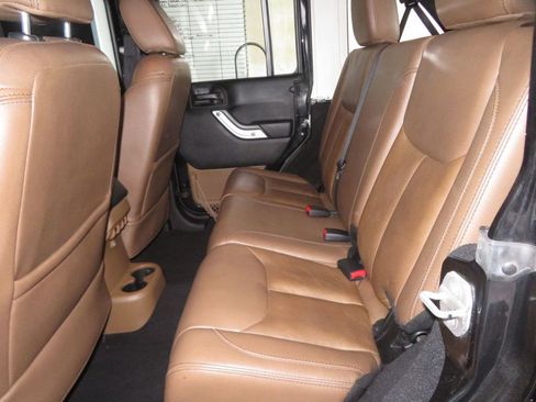 Used 2013 Jeep Wrangler Unlimited Sahara w/ Connectivity Group AWD/4WD image 23