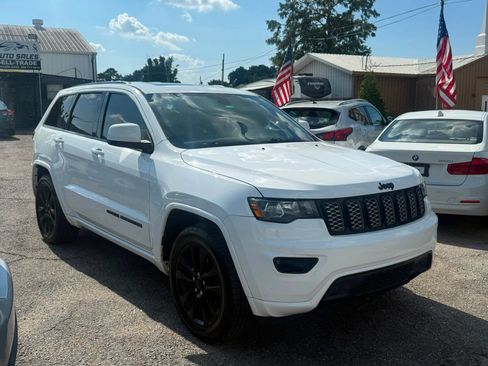 Used 2019 Jeep Grand Cherokee Altitude RWD image 2