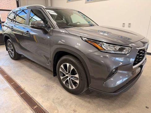 Used 2024 Toyota Highlander XLE AWD/4WD image 2