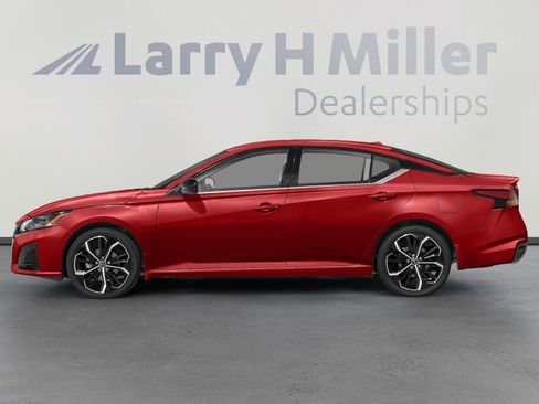 Used 2023 Nissan Altima 2.5 SR w/ SR Premium Package AWD/4WD image 3