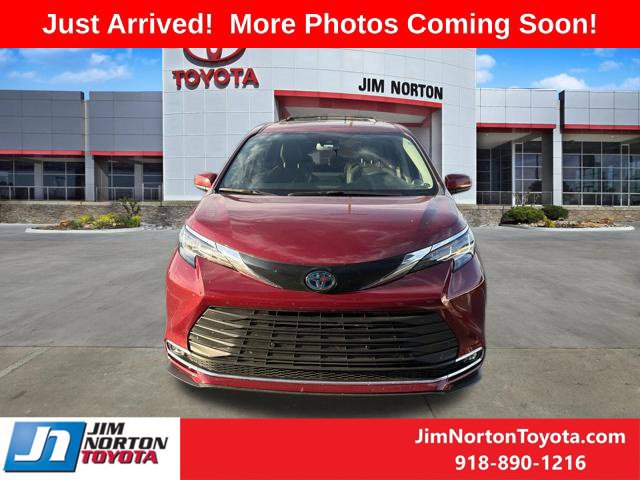Used 2023 Toyota Sienna XLE FWD image 2