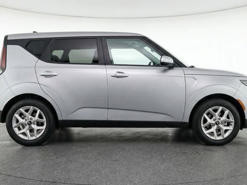 Used 2025 Kia Soul LX w/ LX Technology Package FWD image 11