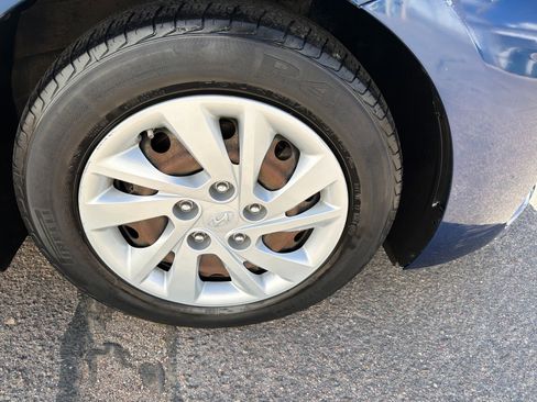 Used 2020 Hyundai Elantra SE FWD image 11