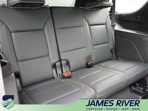 Used 2024 GMC Yukon SLT AWD/4WD image 13