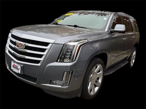 Used 2018 Cadillac Escalade Luxury image 2
