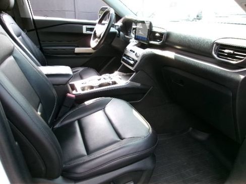 Certified 2023 Ford Explorer XLT w/ Equipment Group 202A AWD/4WD image 4