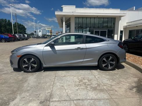 Used 2018 Honda Civic Touring image 2