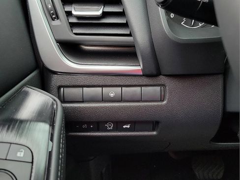 Used 2025 Nissan Rogue SV w/ SV Premium Package FWD image 14