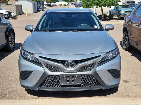 Used 2018 Toyota Camry SE FWD image 2