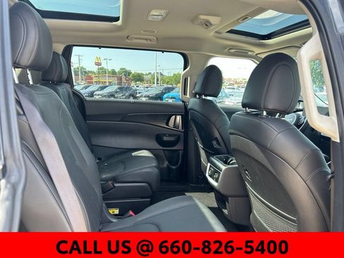 Used 2025 Kia Carnival SX w/ SX Dark Edition Package FWD image 8