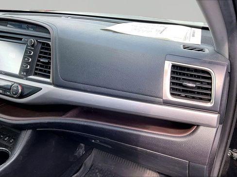 Used 2019 Toyota Highlander XLE image 28