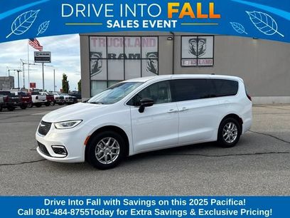 Used 2025 Chrysler Pacifica Select