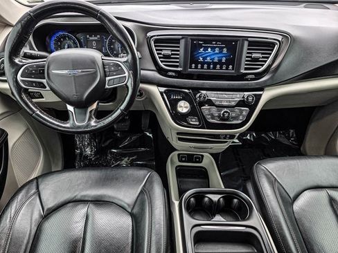 Used 2020 Chrysler Pacifica Touring-L image 38