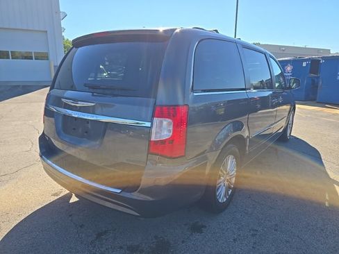 Used 2016 Chrysler Town & Country Touring FWD image 7
