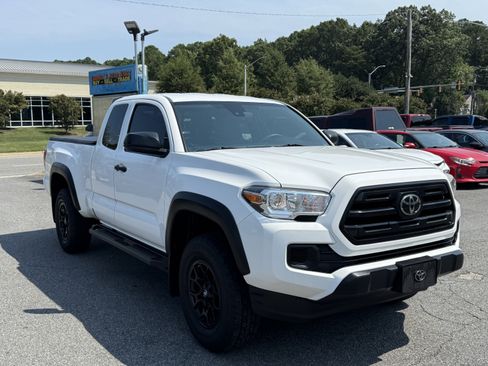 Used 2019 Toyota Tacoma SR w/ SX Package image 4