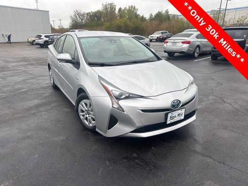 Used 2017 Toyota Prius Two image 1