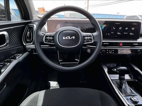 Used 2025 Kia Sorento LX FWD image 6