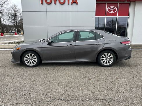 Used 2018 Toyota Camry LE image 29