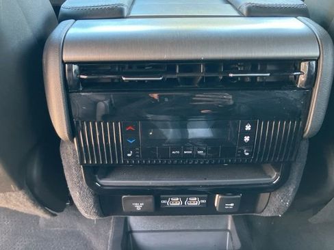 Used 2025 Jeep Wagoneer L Series II AWD/4WD image 38