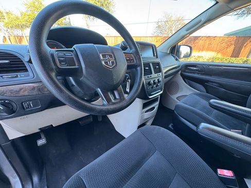 Used 2018 Dodge Grand Caravan SE w/ UConnect Hands-Free Group image 22