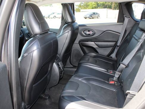 Used 2019 Jeep Cherokee Limited AWD/4WD image 10