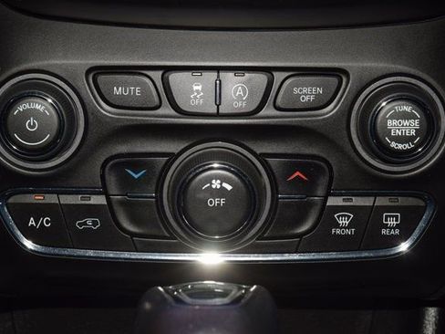 Used 2019 Jeep Cherokee Altitude image 29