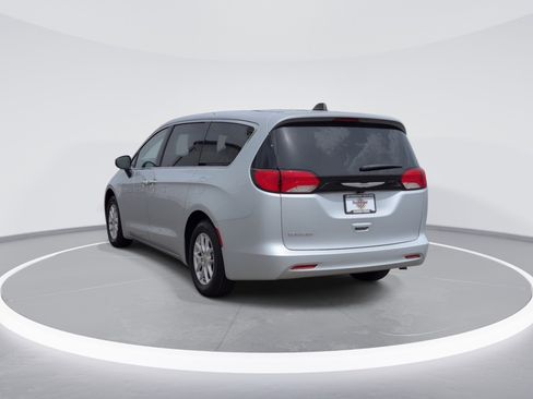 Used 2023 Chrysler Voyager LX FWD image 5