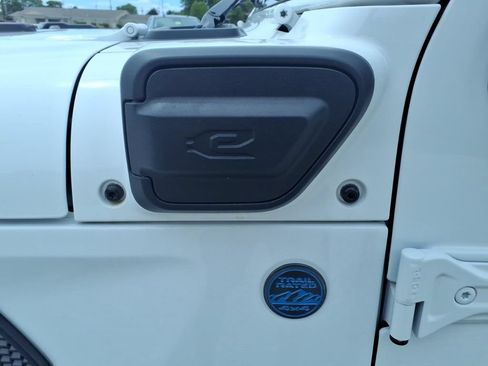 Used 2025 Jeep Wrangler Unlimited Sahara AWD/4WD image 16