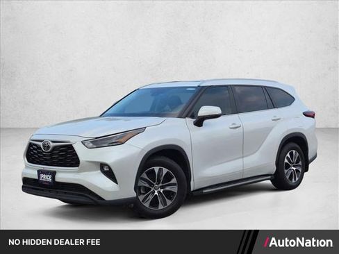 Used 2024 Toyota Highlander XLE FWD image 1