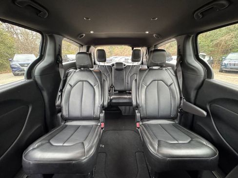 Used 2025 Chrysler Pacifica Select image 36