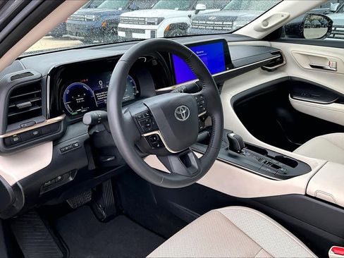 Used 2023 Toyota Crown Limited image 16