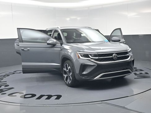 Used 2022 Volkswagen Taos SEL w/ Panoramic Sunroof Package AWD/4WD image 14