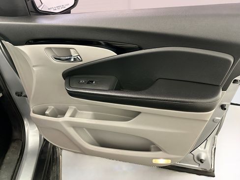 Used 2017 Honda Pilot Touring image 36