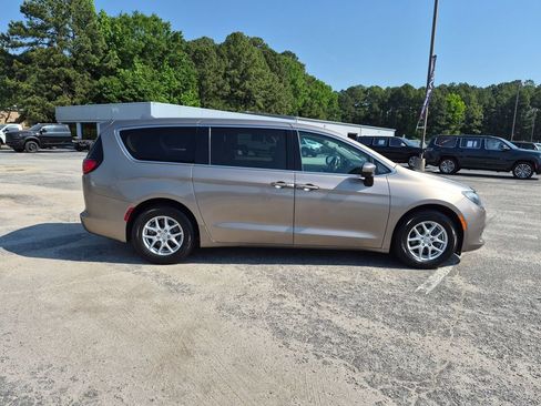 Used 2017 Chrysler Pacifica Touring FWD image 2